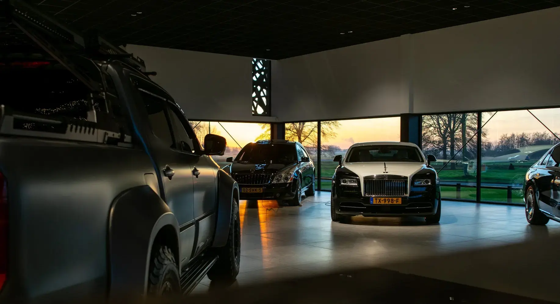 Exclusieve voertuigen in de showroom
