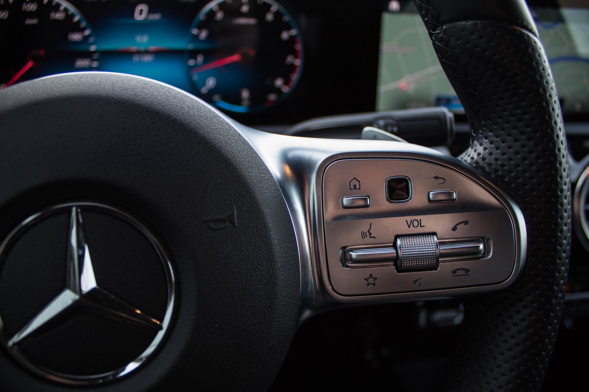 Mercedes-Benz A-Klasse 250 AMG Edition 1 Panorama Burmester Night Aut7 Foto 12