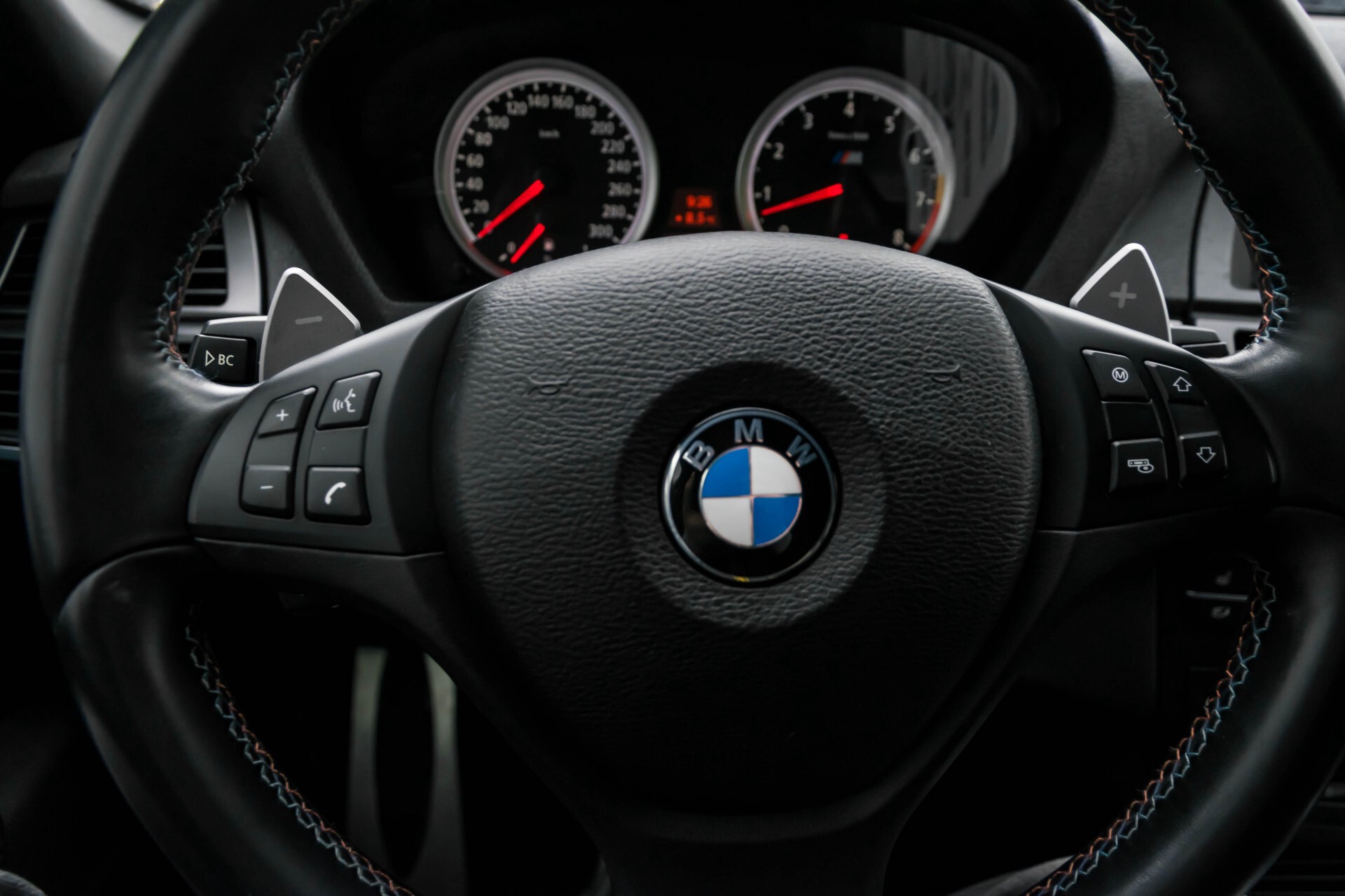 BMW X5 4.4i V8 M GRIJS KENTEKEN Aut6 Foto 8