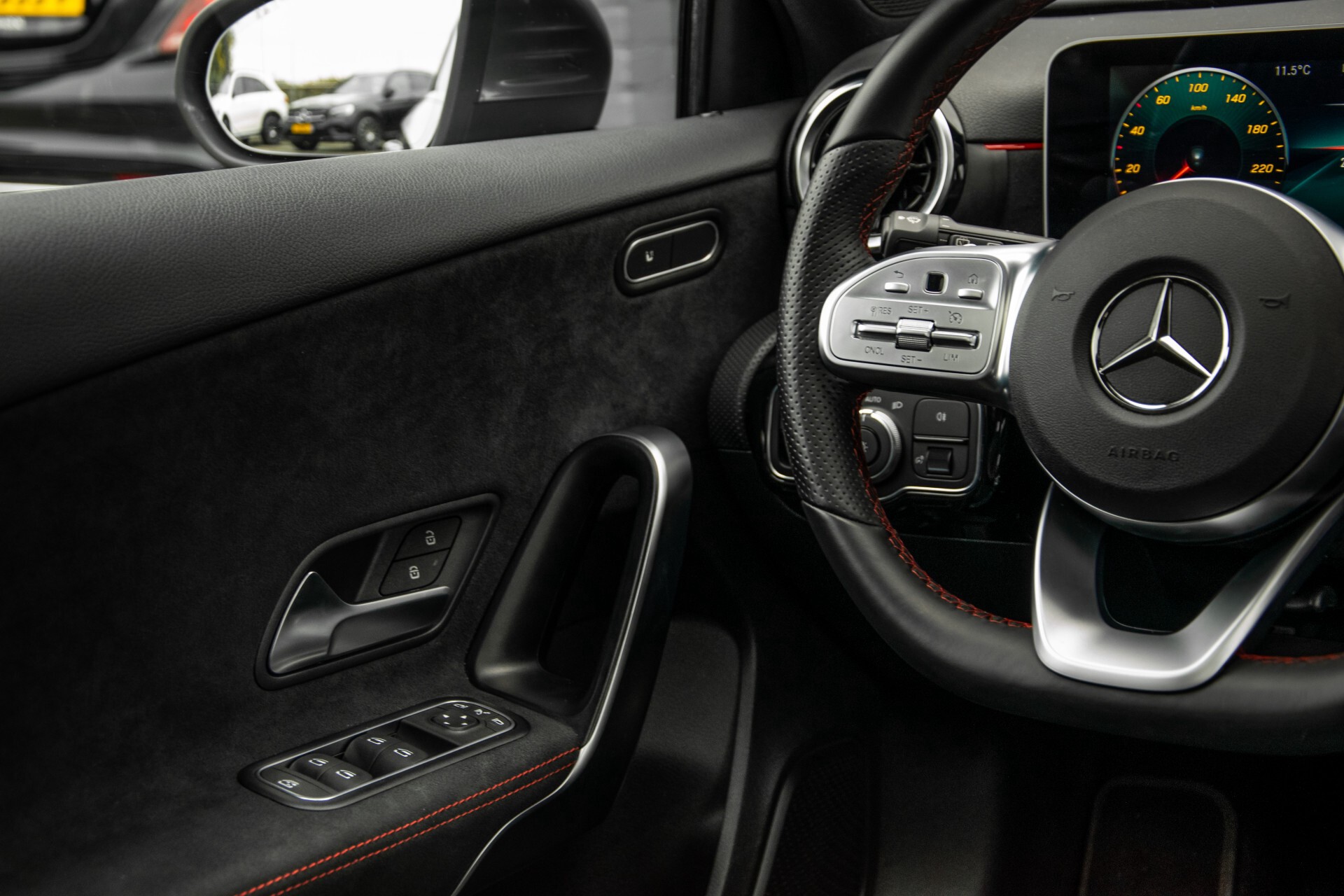 Mercedes-Benz A-Klasse 180 d AMG Panorama/MBUX/DAB/LED Aut7 Foto 39