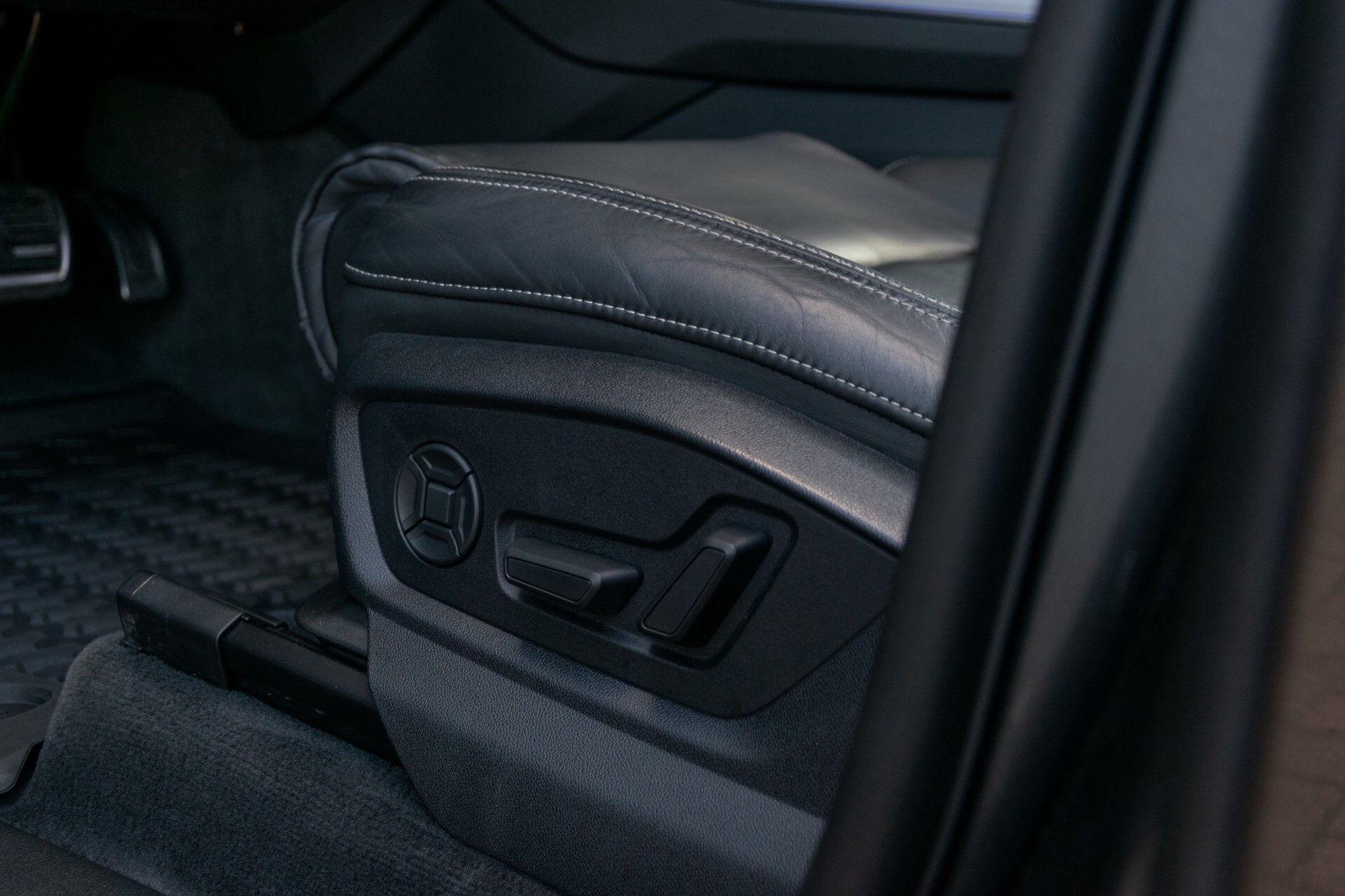 Audi Q8 50 TDI Quattro S-Line Luchtvering | AdaptiveCruise | Keyless | Matrix | HUD | Trekhaak | Garantie Aut8 Foto 13