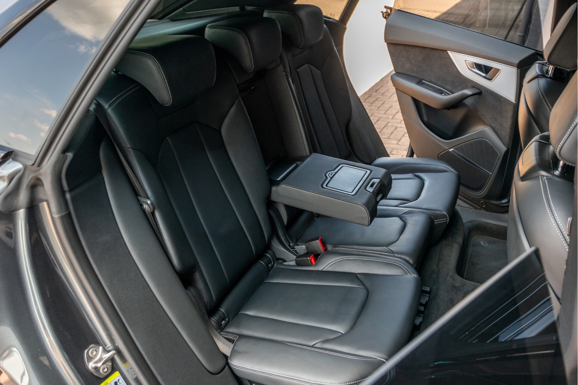 Audi Q8 50 TDI Quattro S-Line Luchtvering | AdaptiveCruise | Keyless | Matrix | HUD | Trekhaak | Garantie Aut8 Foto 4