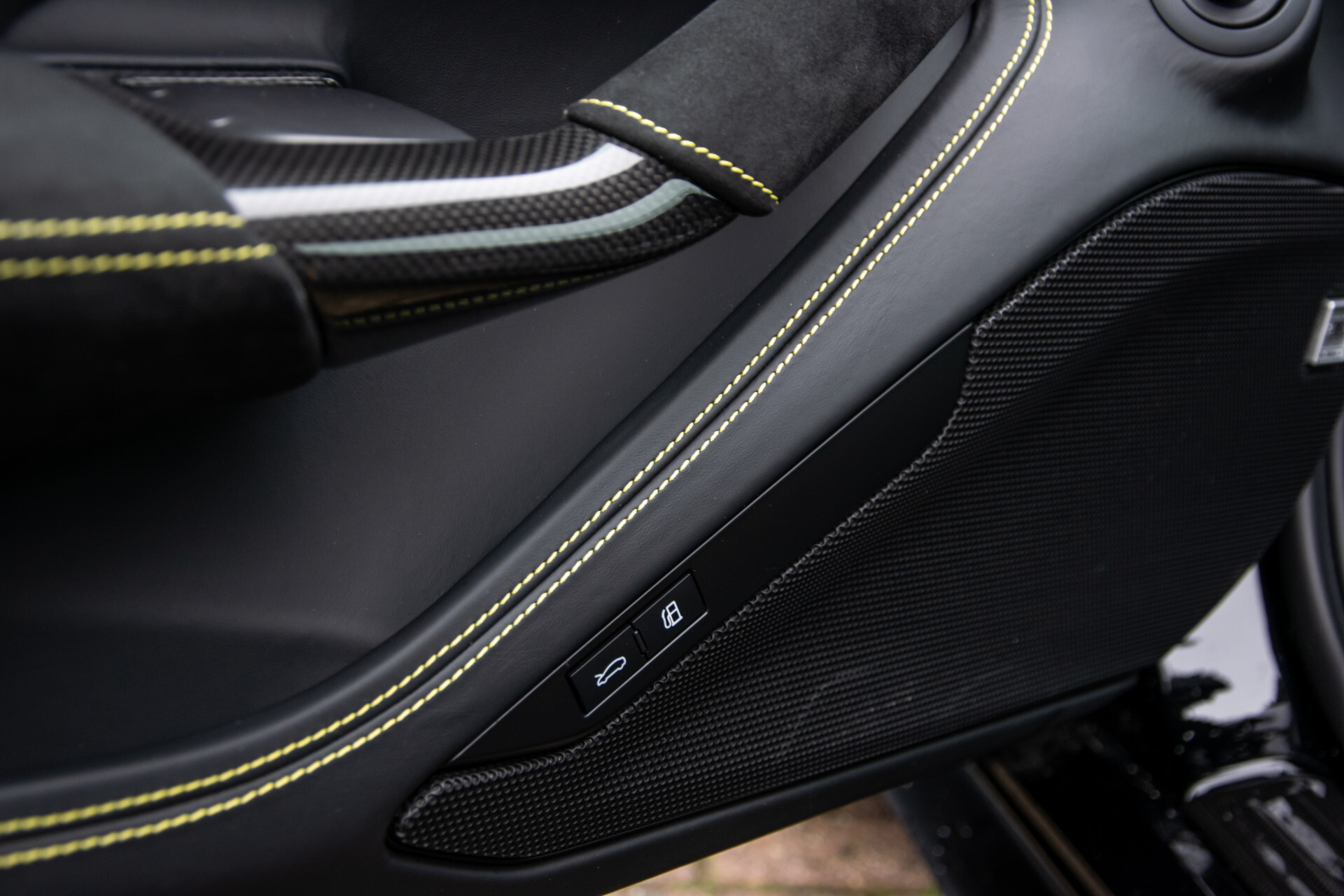 Ferrari F8 Tributo 3.9 V8 HELE Full Carbon | Lift | Racing Seats | Passenger Display | JBL | Camera Foto 16