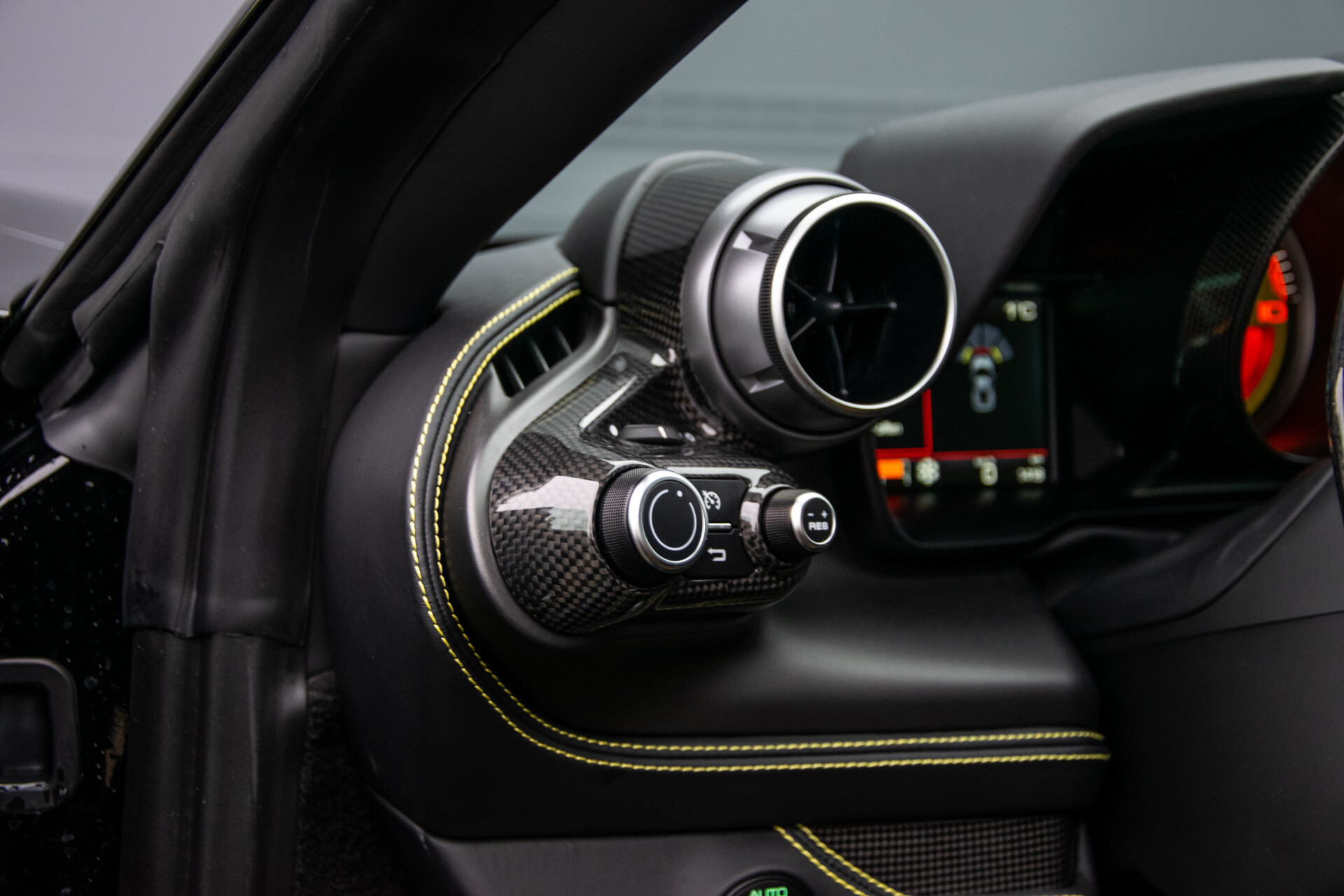 Ferrari F8 Tributo 3.9 V8 HELE Full Carbon | Lift | Racing Seats | Passenger Display | JBL | Camera Foto 20