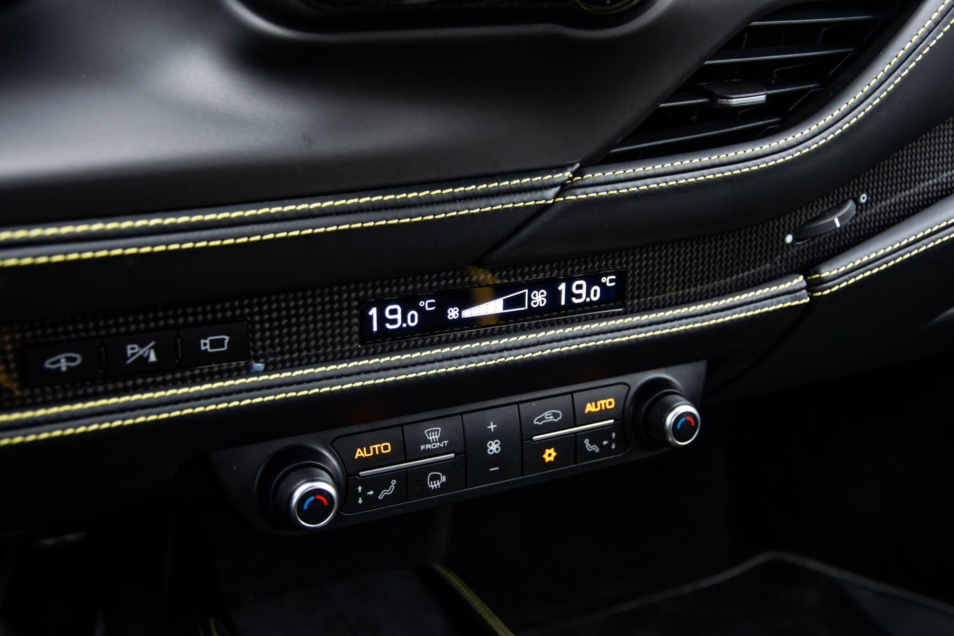 Ferrari F8 Tributo 3.9 V8 HELE Full Carbon | Lift | Racing Seats | Passenger Display | JBL | Camera Foto 43