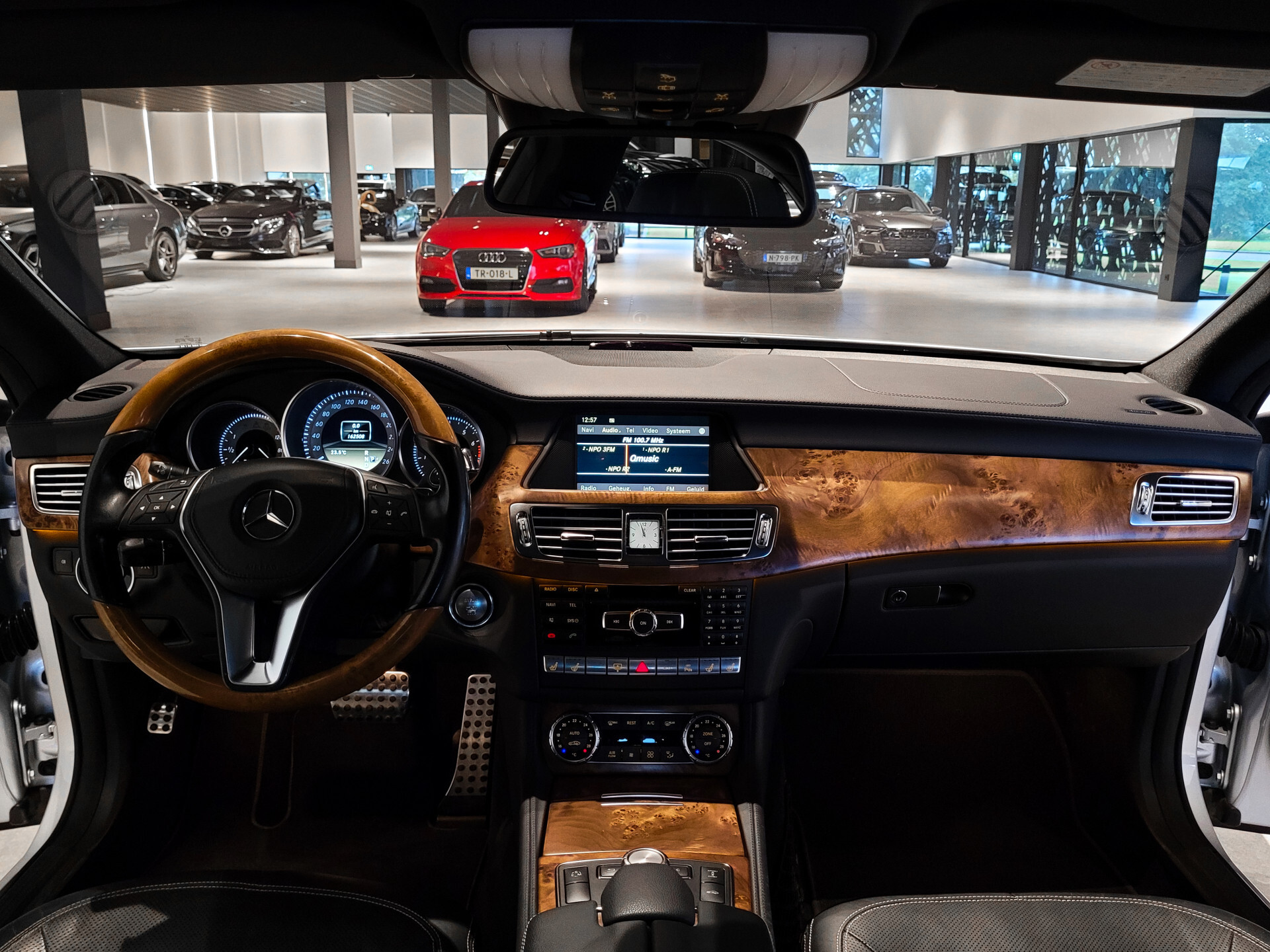 Mercedes-Benz CLS-Klasse 500 AMG Luchtvering | Schuifdak | Keyless | Distronic | Harman-Kardon | Massage | Nightvision | Dealer onderhouden Foto 17