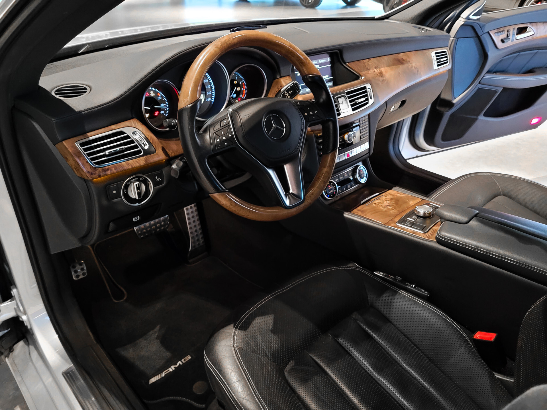 Mercedes-Benz CLS-Klasse 500 AMG Luchtvering | Schuifdak | Keyless | Distronic | Harman-Kardon | Massage | Nightvision | Dealer onderhouden Foto 19