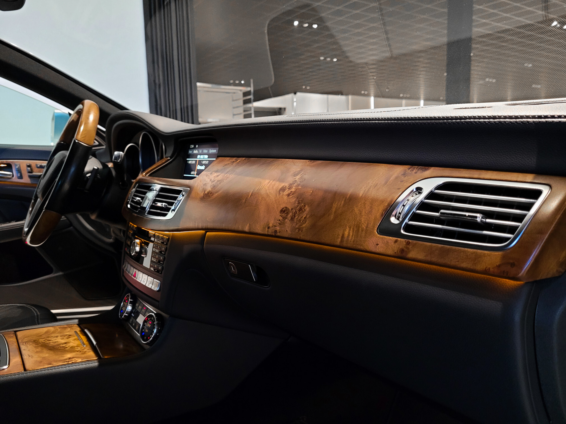 Mercedes-Benz CLS-Klasse 500 AMG Luchtvering | Schuifdak | Keyless | Distronic | Harman-Kardon | Massage | Nightvision | Dealer onderhouden Foto 27