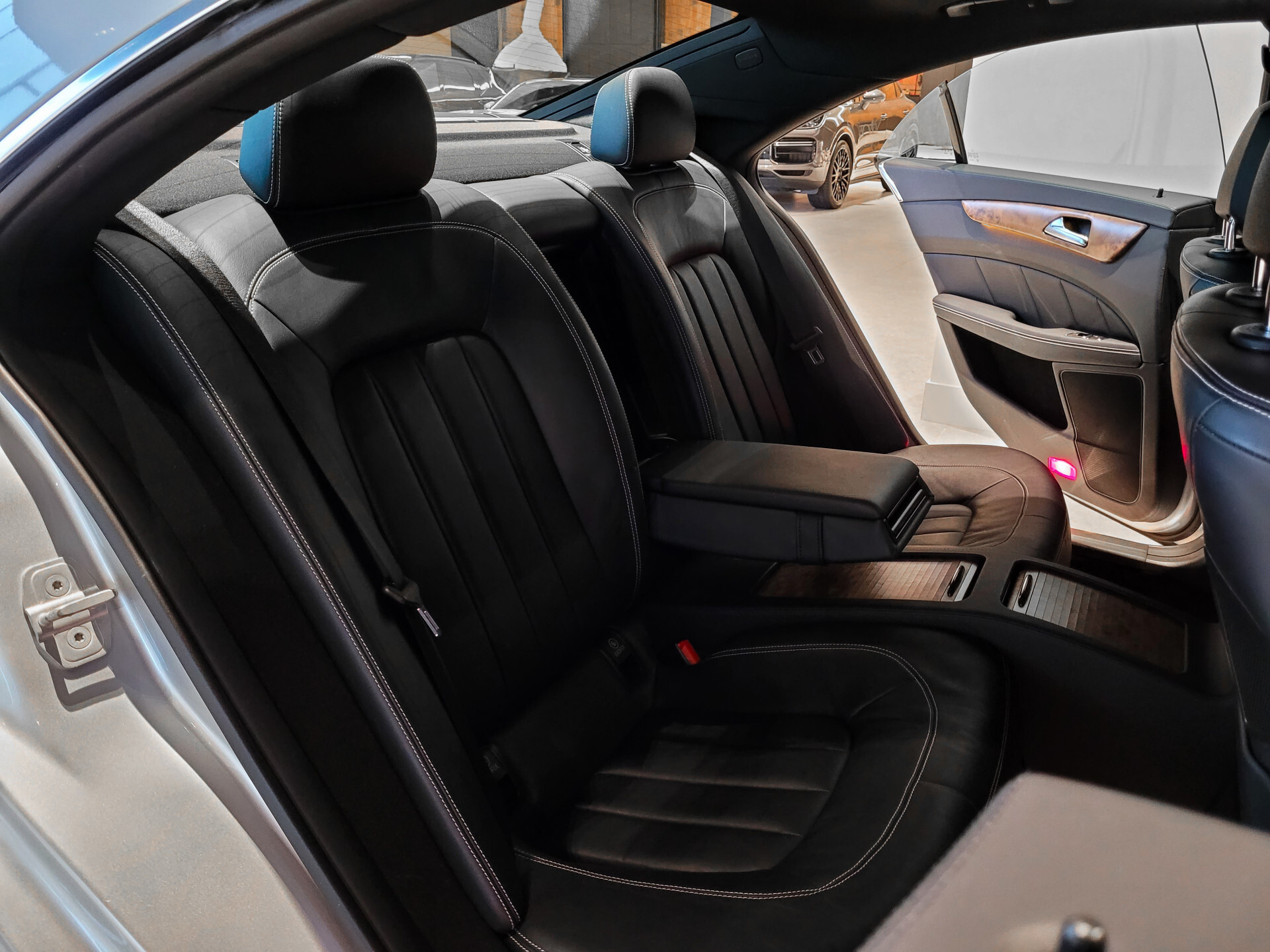 Mercedes-Benz CLS-Klasse 500 AMG Luchtvering | Schuifdak | Keyless | Distronic | Harman-Kardon | Massage | Nightvision | Dealer onderhouden Foto 7