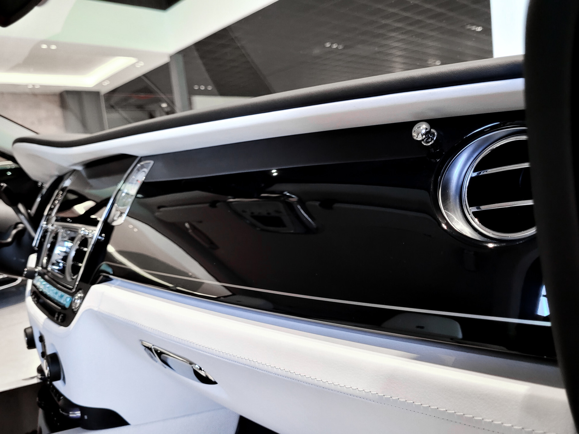 Rolls-Royce Wraith 6.6 V12 Starlight | 22" | Bespoke | HUD | Driving Assistant | Full History Foto 24