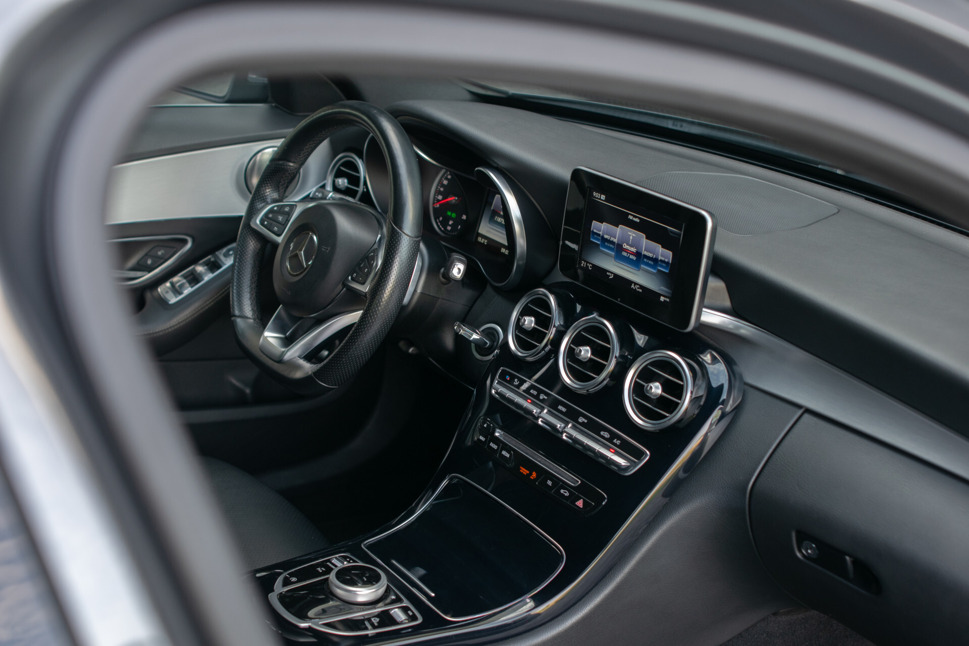 Mercedes-Benz C-Klasse Estate 180 AMG Sport Edition Leder | Sfeerverlichting | Aut-kofferklep | LED | 19" | New Service/APK Foto 18
