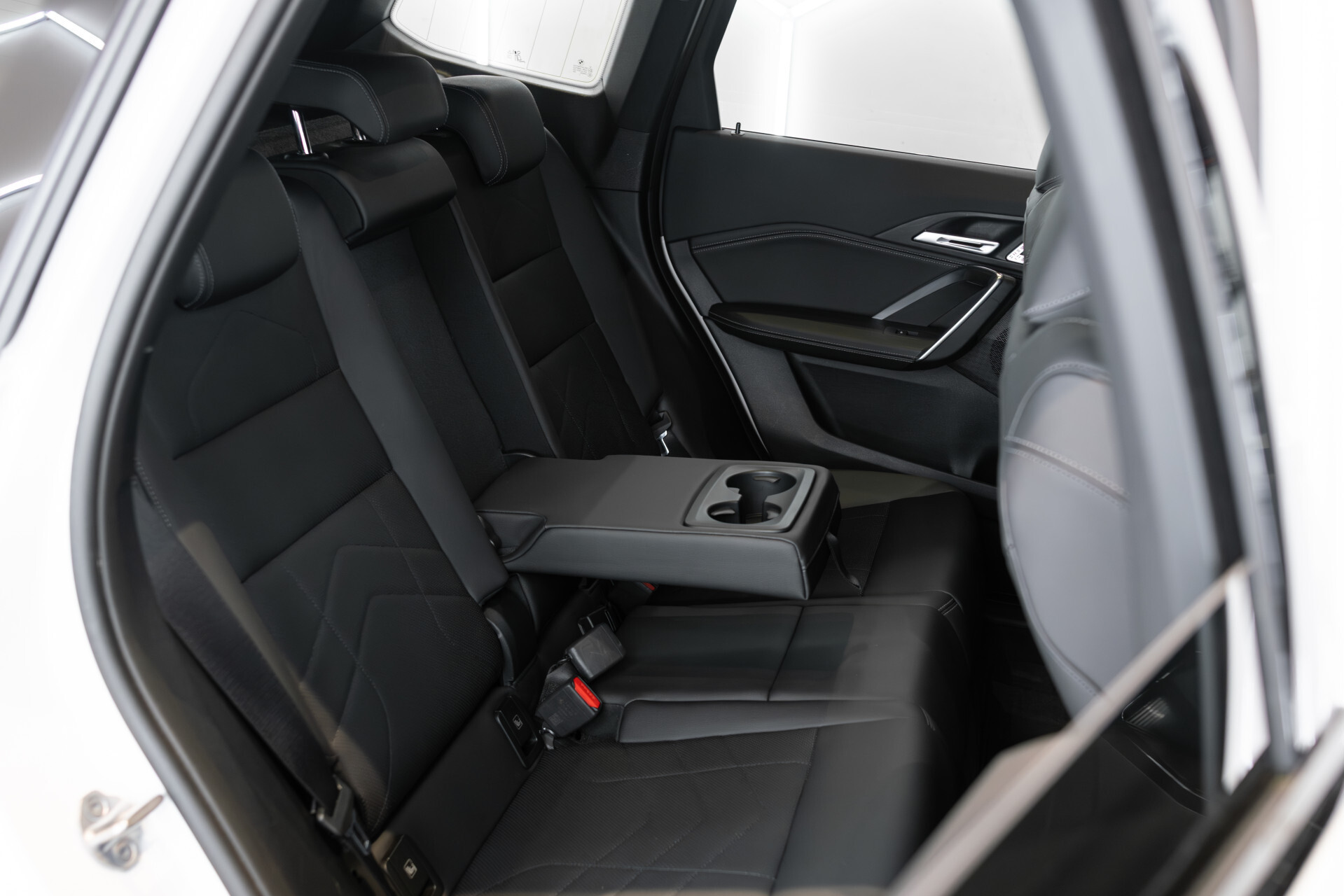 BMW iX1 xDrive30 M-sport Launch Edition 67 kWh Pano | Harman-Kardon | Massage | Incl. BTW Foto 8