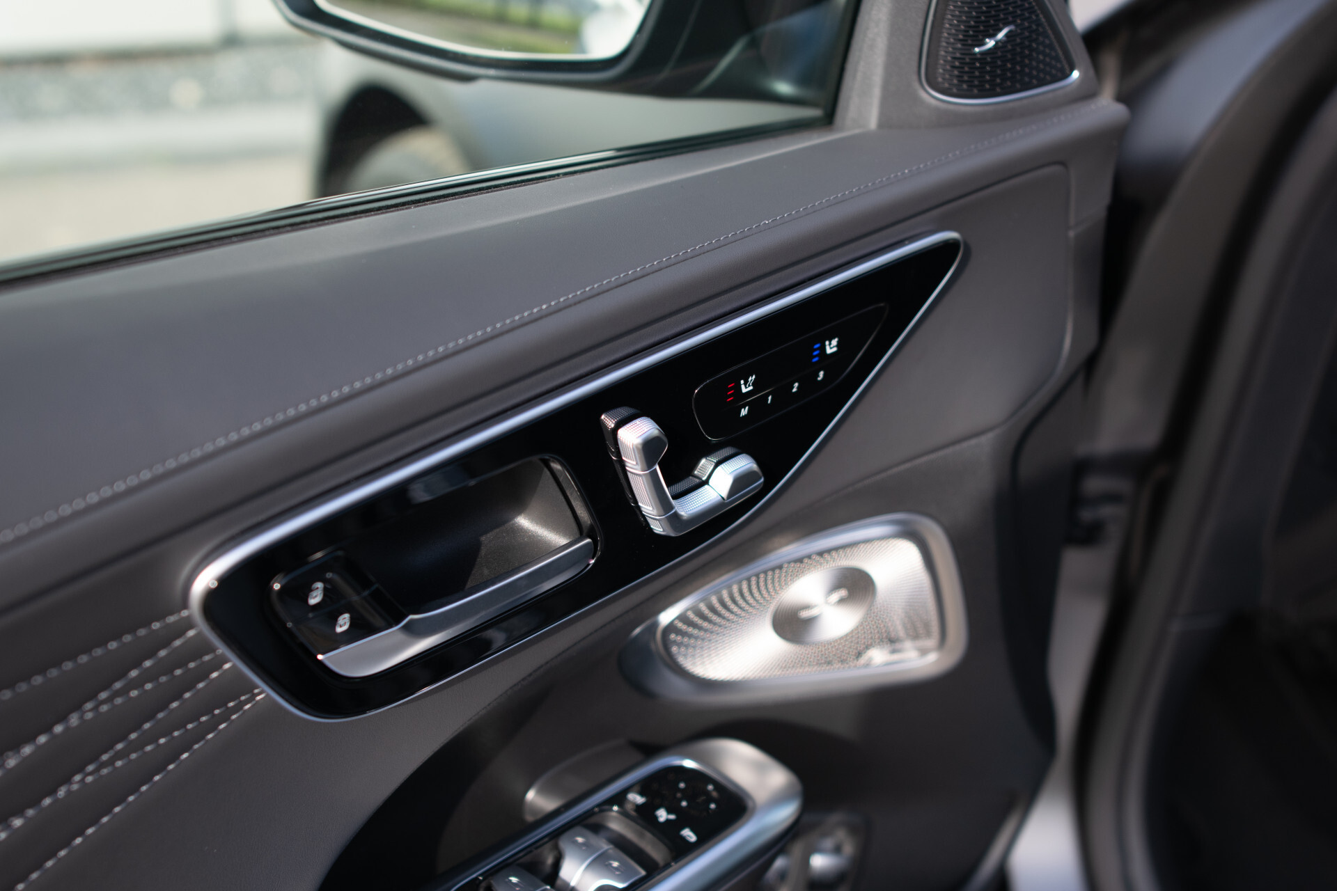 Mercedes-Benz C-Klasse 300 e AMG Magno | Nappa | Night | Rij-assistentie Plus | Keyless-Go | Stoelkoeling | Pano | 360° | Burmester | 19'' Foto 10