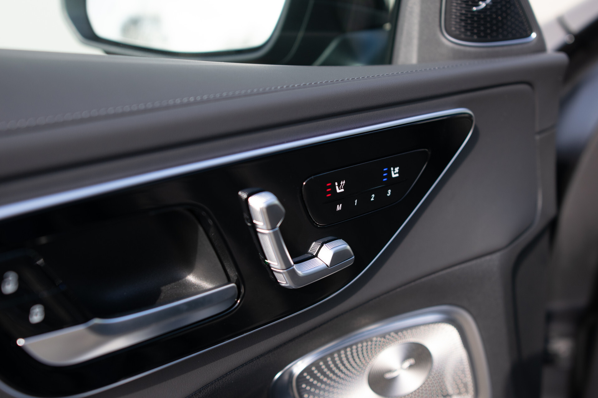 Mercedes-Benz C-Klasse 300 e AMG Magno | Nappa | Night | Rij-assistentie Plus | Keyless-Go | Stoelkoeling | Pano | 360° | Burmester | 19'' Foto 11