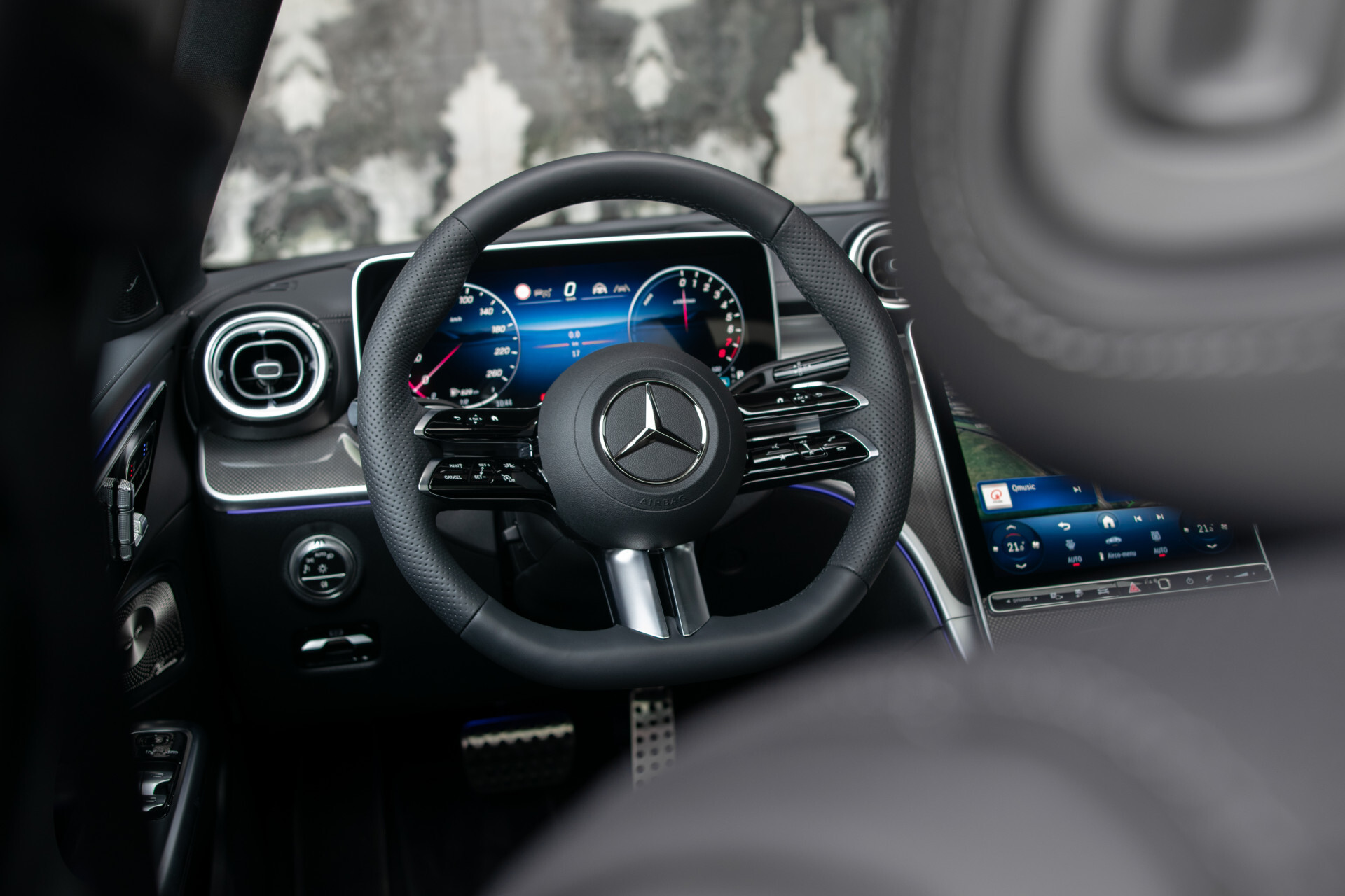 Mercedes-Benz C-Klasse 300 e AMG Magno | Nappa | Night | Rij-assistentie Plus | Keyless-Go | Stoelkoeling | Pano | 360° | Burmester | 19'' Foto 17