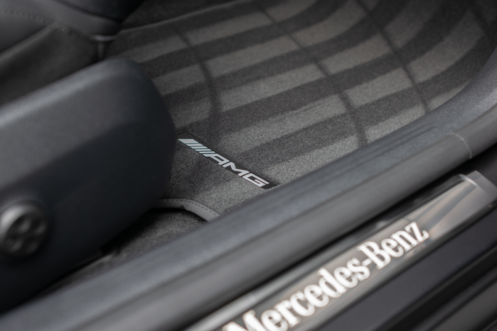 Mercedes-Benz C-Klasse 300 e AMG Magno | Nappa | Night | Rij-assistentie Plus | Keyless-Go | Stoelkoeling | Pano | 360° | Burmester | 19'' Foto 18