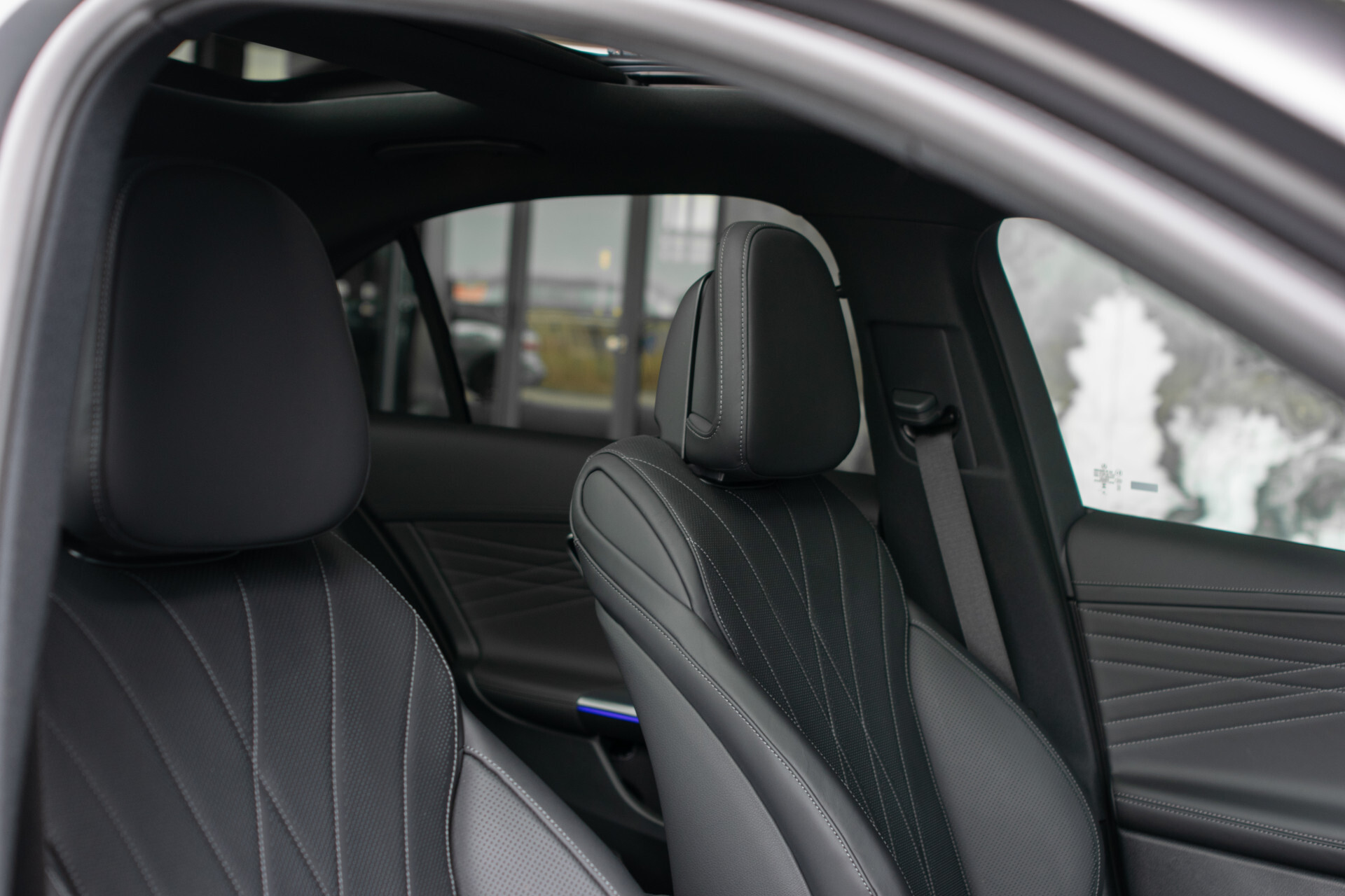 Mercedes-Benz C-Klasse 300 e AMG Magno | Nappa | Night | Rij-assistentie Plus | Keyless-Go | Stoelkoeling | Pano | 360° | Burmester | 19'' Foto 7