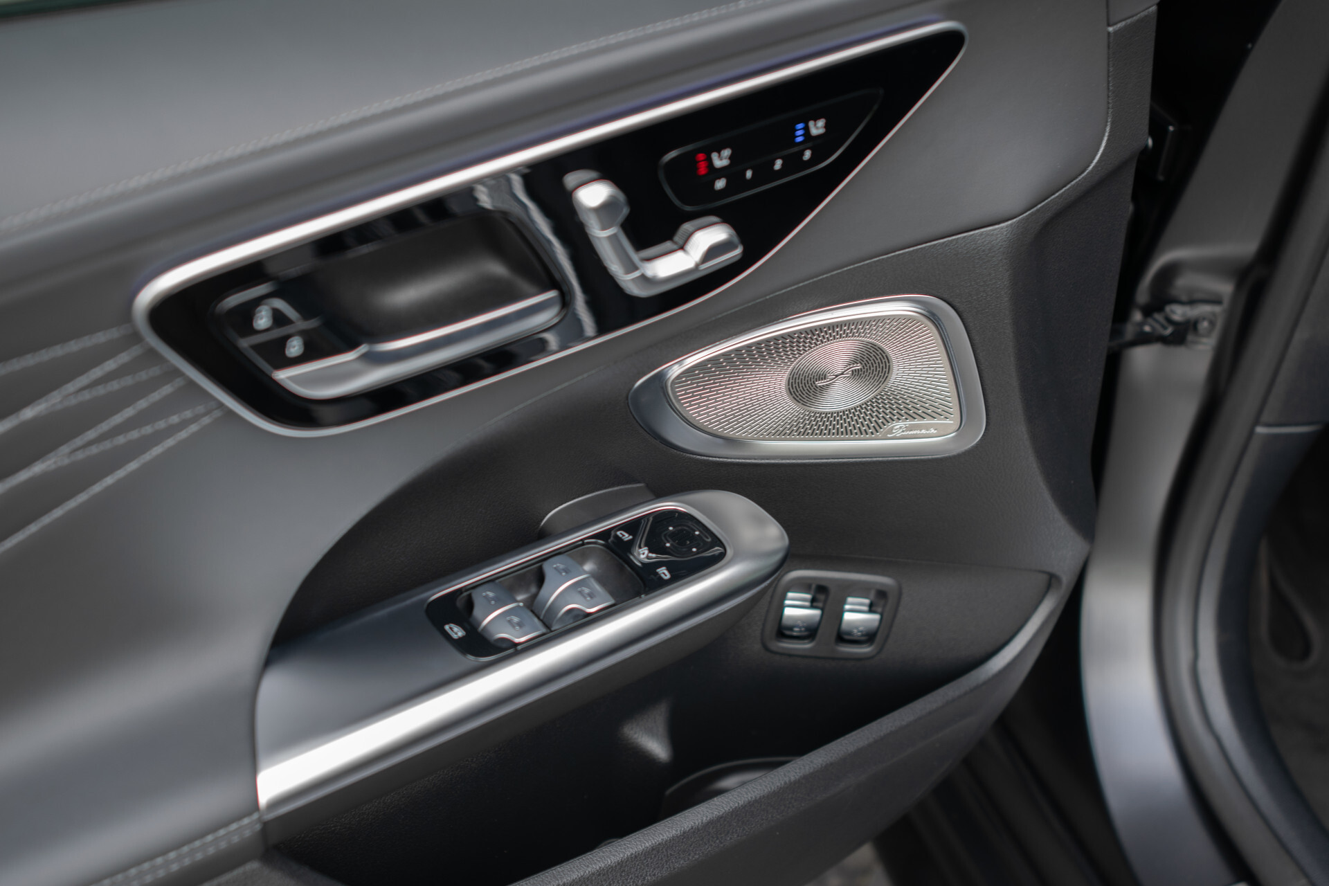 Mercedes-Benz C-Klasse 300 e AMG Magno | Nappa | Night | Rij-assistentie Plus | Keyless-Go | Stoelkoeling | Pano | 360° | Burmester | 19'' Foto 9