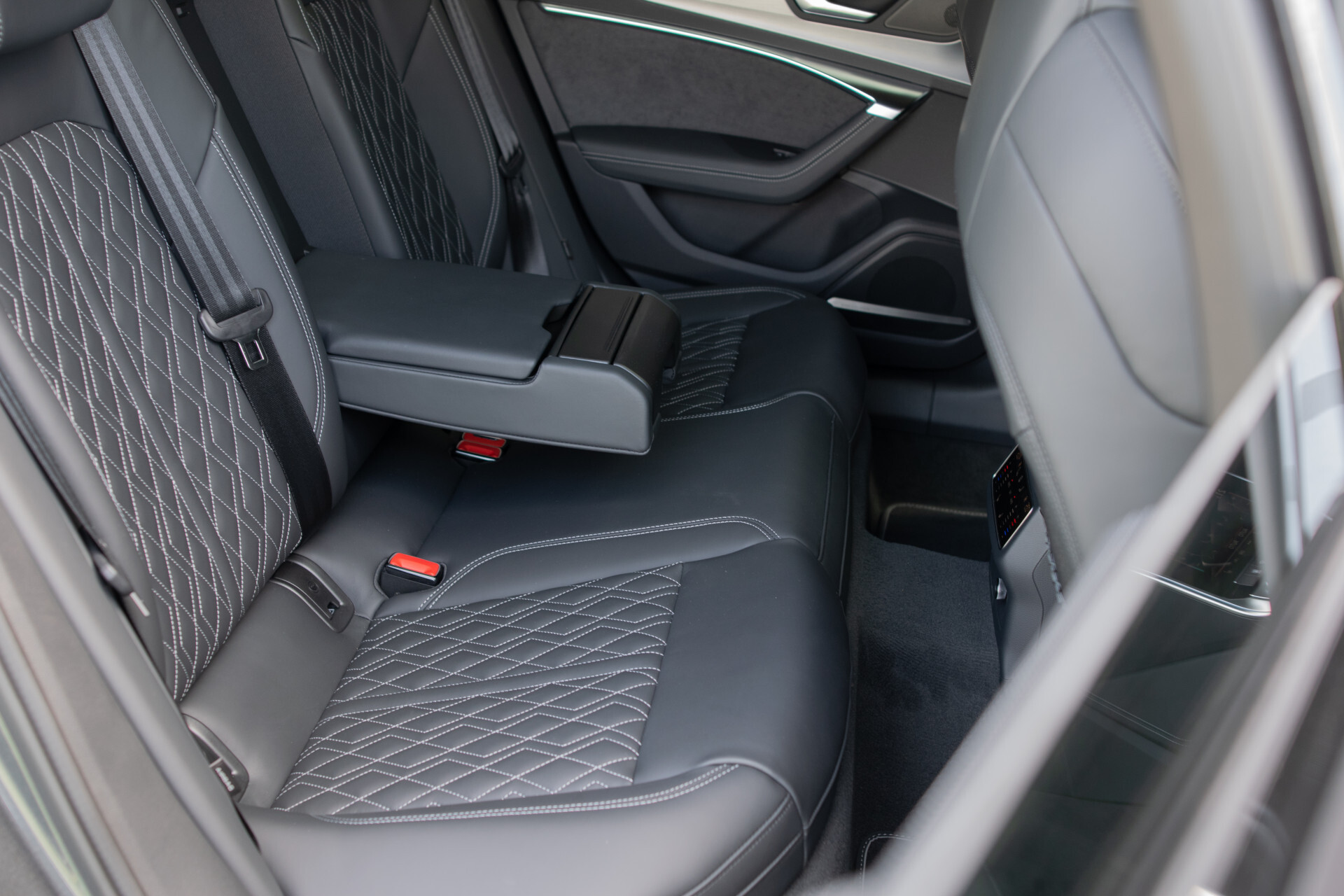 Audi A6 Avant 55 TFSI e quattro Pro Line S Competition B&O | Sportstoelen+ | Comfortsleutel | HUD | Fijnnappa | 21" | Zwart optiek Foto 12