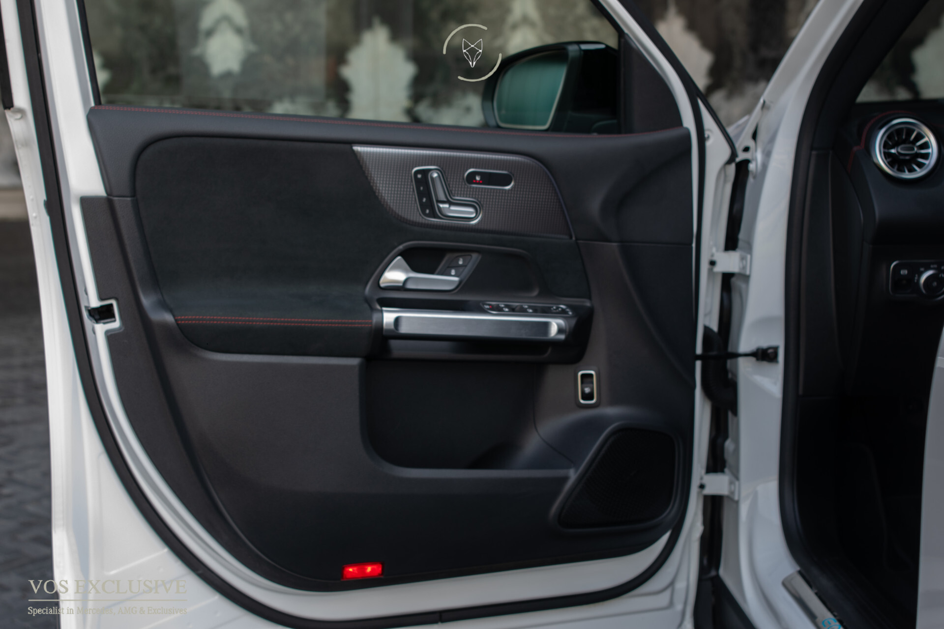 Mercedes-Benz EQB 300 4MATIC AMG 67 kWh 7-persoons | Night | Keyless | SOH 97,9% | Verw-stln | Cruise | 360° | Panorama | HUD | Sfeer | Nieuwprijs €74.626 Foto 7