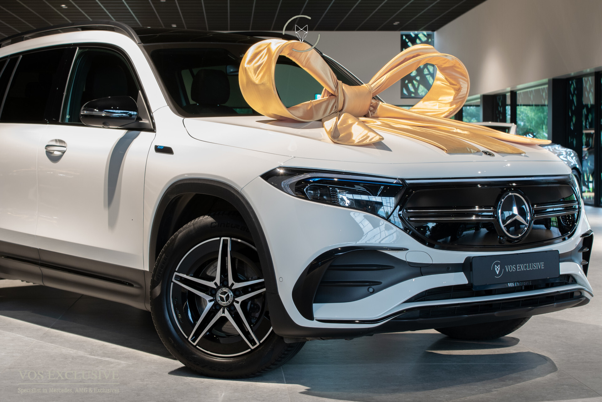 Mercedes-Benz EQB 300 4MATIC AMG 67 kWh 7-persoons | Night | Keyless | SOH 98% | Verw-stln | Cruise | 360° | Panorama | HUD | Sfeer | Nieuwprijs €75.824 Foto 3