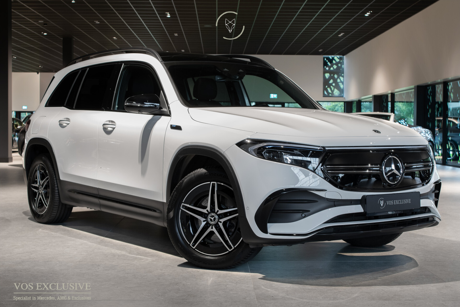 Mercedes-Benz EQB 300 4MATIC AMG 67 kWh 7-persoons | Night | Keyless | SOH 98% | Verw-stln | Cruise | 360° | Panorama | HUD | Sfeer | Nieuwprijs €75.824 Foto 5
