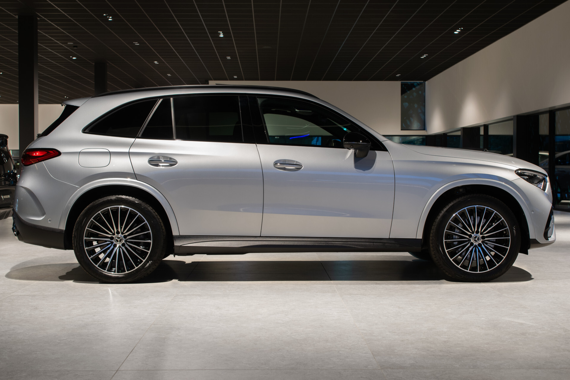 Mercedes-Benz GLC 400e 4M Edition AMG Luchtvering | Achterasbesturing | Rijassistentie Plus | Night | Stoelkoeling | Digital Light | Burmester 3D | Pano | Keyless Foto 7